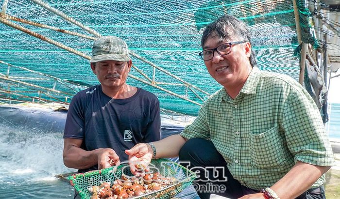 Ông Đinh Vũ Hải (bên phải) phấn khởi với hiệu quả của mô hình.