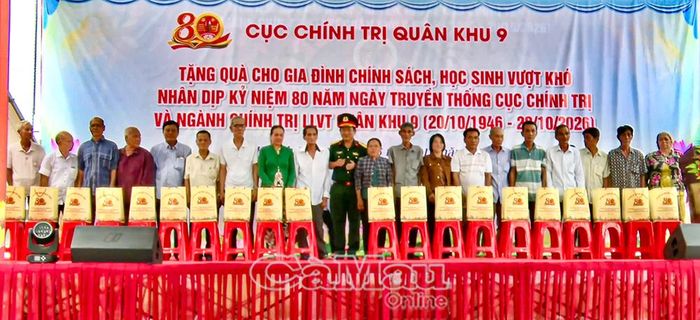  Đại tá Nguyễn Thúc Linh, Phó Chủ nhiệm Chính trị Quân khu 9, tặng quà cho các gia đình chính sách trên địa bàn xã Khánh Hưng.