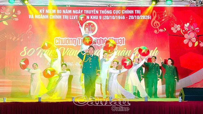 Các diễn viên, văn nghệ sĩ Đoàn Văn công Quân khu 9 biểu diễn chương trình nghệ thuật phục vụ cán bộ, chiến sĩ và Nhân dân xã Khánh Hưng.