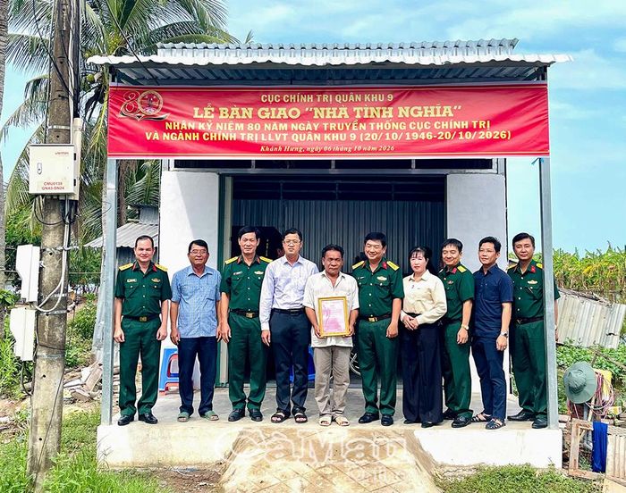  Đại tá Nguyễn Thúc Linh, Phó Chủ nhiệm Chính trị Quân khu 9 và đoàn công tác trao quyết định bàn giao Nhà tình nghĩa” cho ông Nguyễn Văn Út, ấp Kênh Mới, xã Khánh Hưng.