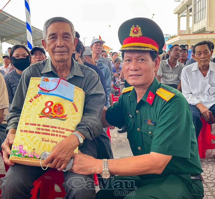  Đại tá Lê Quang Luật, Phó Chính uỷ Bộ Chỉ huy Quân sự tỉnh Cà Mau, tặng quà cho gia đình chính sách trên địa bàn xã Khánh Hưng.