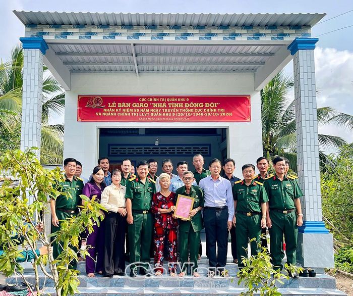Đoàn công tác bàn giao Nhà tình đồng đội cho ông Phạm Văn Hộ, ấp Nhà Máy B, xã Khánh Hưng.