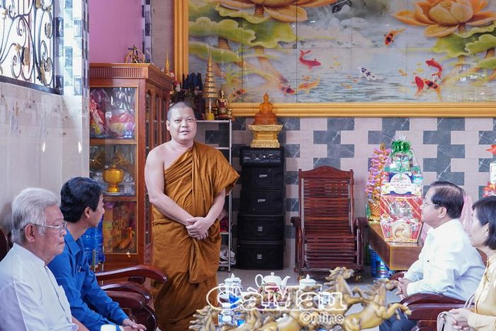 Đại đức Danh Ngọc Phúc, Trụ trì chùa Cũ Giá Rai, phát biểu cảm ơn đoàn công tác và lãnh đạo địa phương đã quan tâm, đến thăm, chúc mừng nhân dịp lễ Sene Dolta.