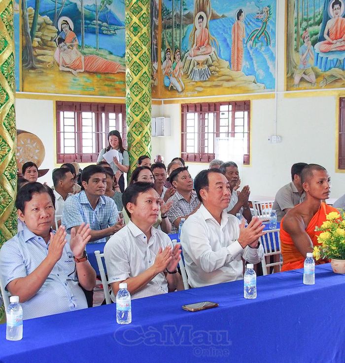 Đoàn công tác do đồng chí Lữ Quang Ngời, Phó Bí thư Tỉnh uỷ, Chủ tịch UBND tỉnh, làm trưởng đoàn thăm, chúc mừng Lễ Sene Dolta tại chùa Cao Dân.