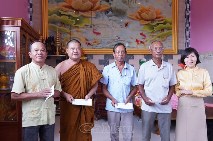 Phó Giám đốc Sở Giáo dục và Đào tạo Nguyễn Hồng Nhung tặng quà Ban Quản trị chùa và vị sư trụ trì chùa Cũ Giá Rai.
