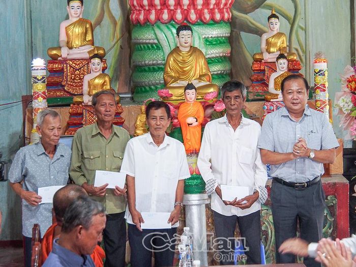 Phó Giám đốc Sở Văn hoá, Thể thao và Du lịch Nguyễn Văn Đen trao quà cho người có uy tín và gia đình chính sách.
