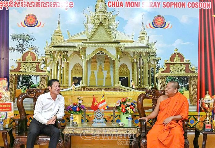 Đồng chí Trần Hữu Phước, Trưởng ban Nội chính Tỉnh uỷ, ghi nhận những đóng góp của chùa Cos Đôn trong vận động phật tử tích cực tham gia các phong trào thi đua yêu nước tại địa phương.