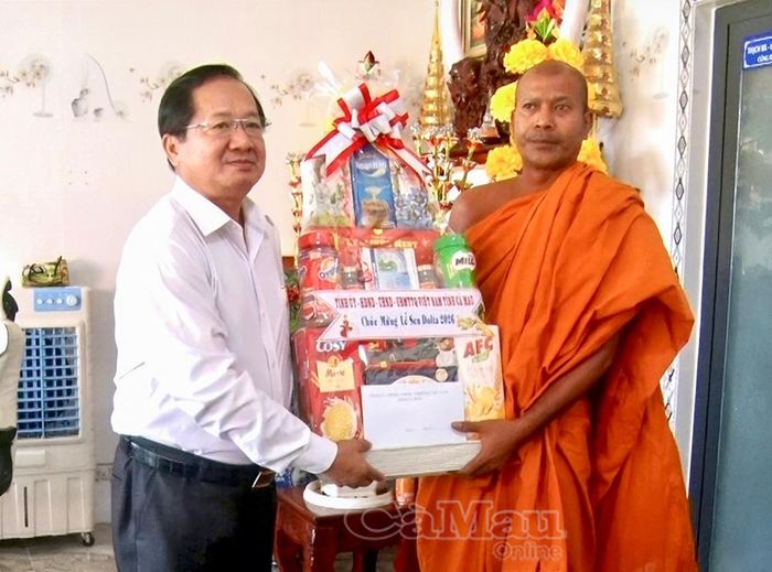 Phó Chủ tịch Thường trực Uỷ ban MTTQ Việt Nam tỉnh Cà Mau Lê Thanh Triều tặng quà  chúc mừng đến Ban Trị sự chùa Mới Giá Rai.