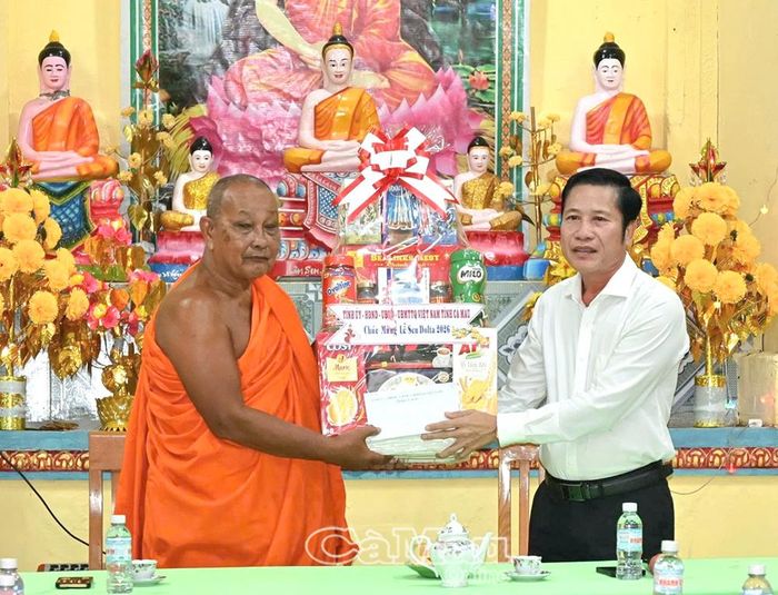 Đồng chí Trần Hữu Phước, Trưởng ban Nội chính Tỉnh uỷ, tặng quà chúc mừng Hoà thượng Lý Sa Mouth, Trụ trì chùa Đìa Muồng.