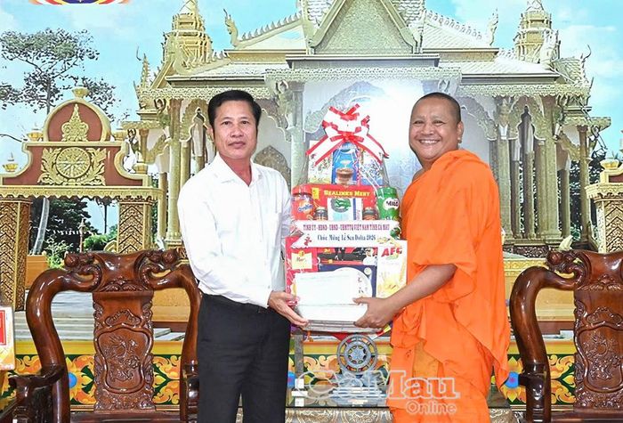 Đồng chí Trần Hữu Phước trao quà mừng lễ Sene Dolta đến Đại đức Thạch Dương Trung, Trụ trì chùa Cos Đôn.