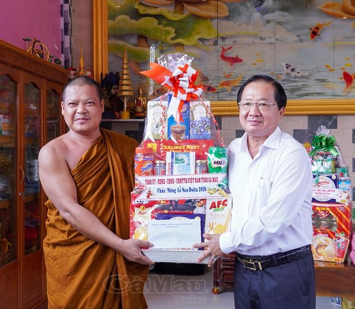 Đồng chí Lê Thanh Triều tặng quà chúc mừng đến Ban Trị sự chùa Cũ Giá Rai.