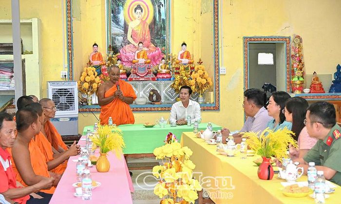  Hoà thượng Lý Sa Mouth, Trụ trì chùa Đìa Muồng, cảm ơn sự quan tâm của tỉnh đối với đồng bào Khmer, nhất là trong đầu tư giáo dục, giao thông nông thôn và chăm lo đời sống.