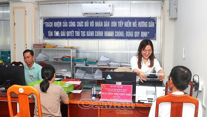  Cà Mau sẽ đổi mới công tác thi tuyển công chức, viên chức theo hướng thực chất, khách quan, công khai. (Ảnh chụp tại Trung tâm Phục vụ hành chính công xã Tân Thuận).