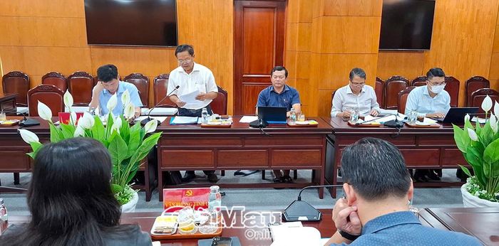 Phó Giám đốc Sở Y tế Vương Hữu Tiến báo cáo kết quả khám sức khoẻ toàn dân và cập nhật Sổ sức khoẻ điện tử.