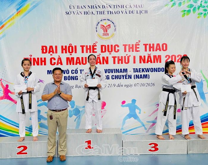  Ông Đỗ Đăng Khoa, Phó Chủ tịch Liên đoàn Võ thuật tỉnh, trao huy chương cho các VĐV đạt thành tích xuất sắc nội dung đối kháng nữ 42 kg.