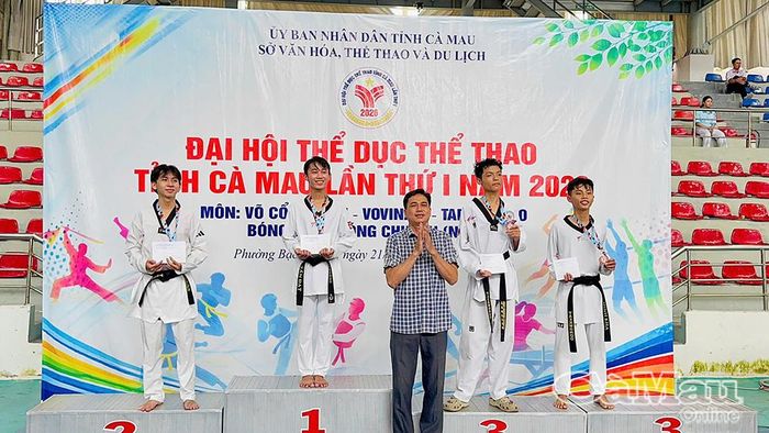  Ông Trần Thanh Tú, Phó Giám đốc Trung tâm Huấn luyện và Thi đấu thể thao tỉnh, trao huy chương cho các VĐV đạt thành tích xuất sắc nội dung đối kháng nam 45 kg.