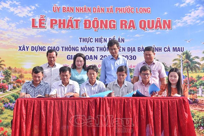 Tại lễ phát động, trưởng ấp của 12 ấp trên địa bàn xã ký cam kết thực hiện hiệu quả Đề án. 