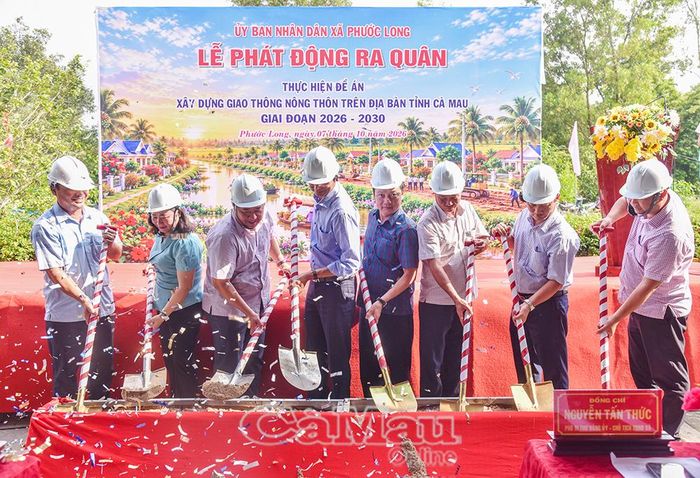 Lãnh đạo xã Phước Long thực hiện nghi thức khởi công nâng cấp tuyến đường Hai Niệm, ấp Phước Hậu, dài hơn 300 m, ngang 2 m.