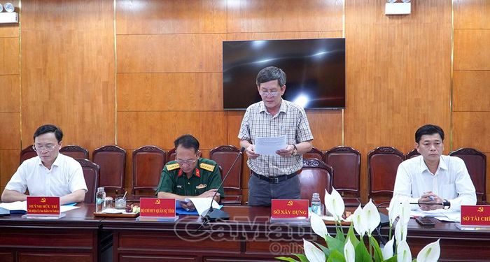  Giám đốc Sở Xây dựng Dư Minh Hùng báo cáo tình hình rà soát các tuyến đường giao thông nông thôn đủ điều kiện triển khai trong năm 2026.