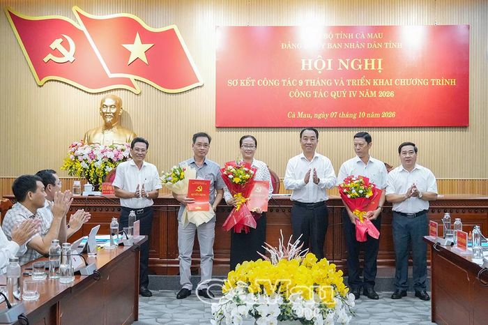 Các đồng chí lãnh đạo Đảng uỷ UBND tỉnh trao quyết định và tặng hoa chúc mừng các đồng chí được điều động, bổ nhiệm giữ chức Phó Trưởng ban Xây dựng Đảng, Đảng uỷ UBND tỉnh.