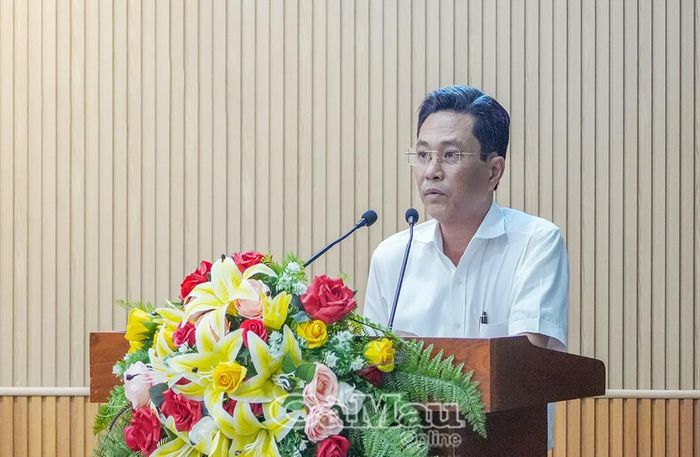 Phó Bí thư Đảng uỷ UBND tỉnh Lê Bình Nguyên báo cáo kết quả thực hiện Nghị quyết Đảng uỷ 9 tháng đầu năm.