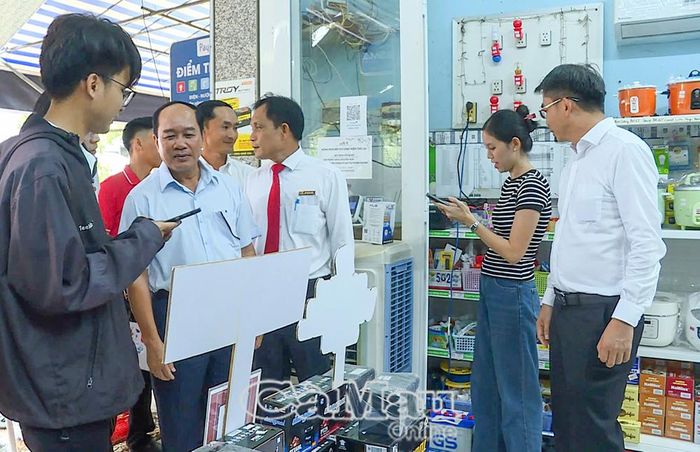 Sau lễ ra mắt, các đại biểu tham quan chợ số, tuyên truyền, hướng dẫn tiểu thương và người dân cài đặt, sử dụng các phương thức thanh toán số