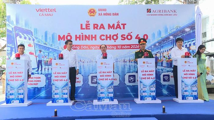 Thiếu tướng Nguyễn Văn Ngành, Uỷ viên Ban Thường vụ Tỉnh uỷ, Chỉ huy trưởng Bộ Chỉ huy Quân sự tỉnh và các đại biểu thực hiện nghi thức ra mắt mô hình chợ số 4.0 tại chợ Ngan Dừa.
