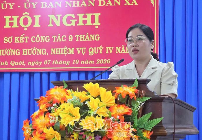 Đồng chí Võ Thị Ngọc Dung, Phó Bí thư Đảng uỷ, Chủ tịch UBND xã Ninh Quới, trình bày các giải pháp phát triển kinh tế - xã hội quý IV/2026.