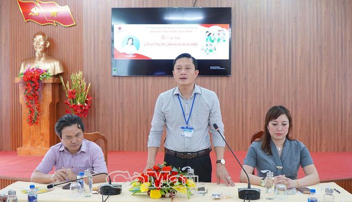 Phó Chủ tịch UBND xã Đất Mũi Đỗ Trọng Nghĩa đề nghị các đại biểu tiếp tục tuyên truyền về chính sách hỗ trợ, cơ hội học nghề, việc làm đến người dân tại các ấp, khu dân cư.