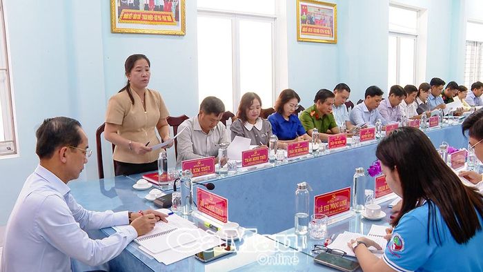 Đồng chí Lê Kim Thuý, Bí thư Đảng uỷ xã Vĩnh Mỹ, báo cáo kết quả thực hiện các chỉ tiêu chủ yếu 9 tháng năm 2026 và triển khai các mô hình “Dân vận khéo” trên địa bàn.