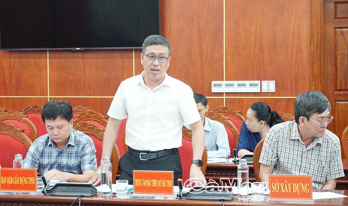 Giám đốc Trung tâm Phát triển quỹ đất tỉnh Tăng Vũ Em trao đổi về các giải pháp tháo gỡ khó khăn trong công tác giải phóng mặt bằng.