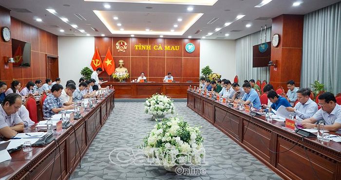 Phó Bí thư Tỉnh uỷ, Chủ tịch UBND tỉnh Lữ Quang Ngời và Uỷ viên Ban Thường vụ Tỉnh uỷ, Phó Chủ tịch Thường trực UBND tỉnh Lâm Văn Bi chủ trì cuộc họp.