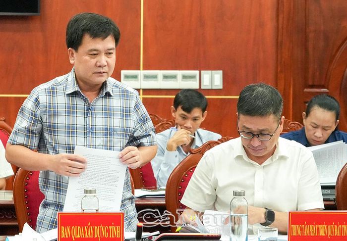   Giám đốc Ban Quản lý dự án xây dựng tỉnh Trịnh Thanh Sang báo cáo kết quả giải ngân các dự án xây dựng trên địa bàn tỉnh.