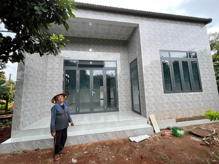                                                            Từ vườn sầu riêng đến nay gia đình chị Lan đã có cơ ngơi nhà cao cửa rộng.                                   Ảnh Lam Trúc