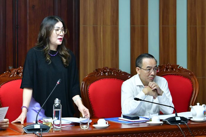 Phó Trưởng ban Tuyên giáo và Dân vận Đảng ủy, Tổng Biên tập Báo Kiểm toán Nguyễn Thị Quỳnh Minh báo cáo tại phiên họp. Ảnh: M. Thúy