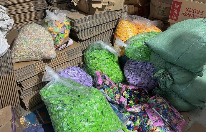 Các loại bánh kẹo trôi nổi bị thu giữ. Ảnh: Công an cung cấp. 