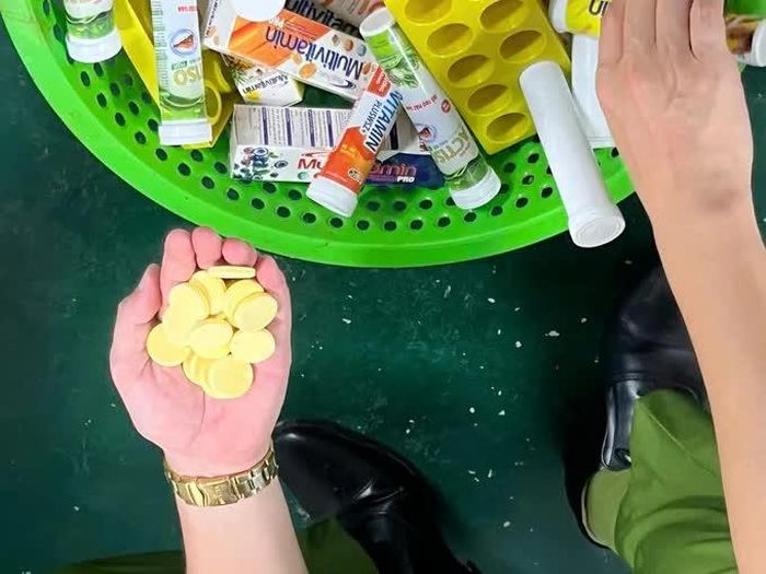 Khám xét cơ sở sản xuất và 3 cơ sở, quầy thuốc, công an thu giữ hơn 1,2 triệu viên sủi cùng nhiều tang vật. Ảnh: Bộ Công an