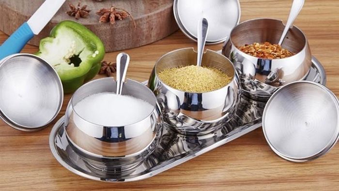 Đối với các loại gia vị dạng bột như muối, bột ớt,... bạn nên ở những nơi khô thoáng. Ảnh minh họa