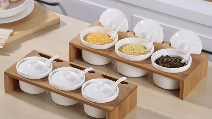 Khi nêm nếm gia vị, bạn nên dùng thìa khô, sạch. Ảnh minh họa