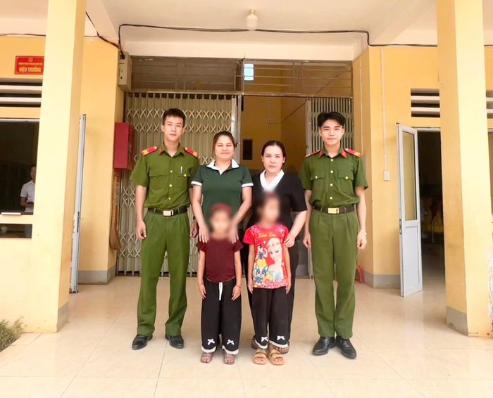 2 cháu bé được bàn giao cho gia đình. Ảnh: Công an tỉnh Tuyên Quang.