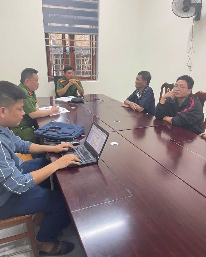 Thân nhân anh Nhân đến Quảng Trị làm thủ tục đón anh về. Ảnh: CA. ↵↵