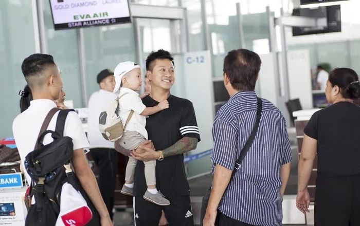 Hồi tháng 8 vừa qua, Tuấn Hưng khi đưa vợ và ba con sang Mỹ sinh sống.