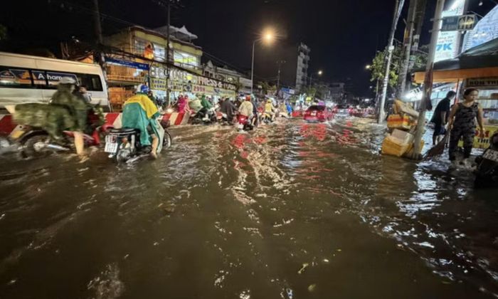 Ngập trên đường Phan Văn Hớn, phường Đông Hưng Thuận, Thành phố Hồ Chí Minh - Ảnh: TTXVN