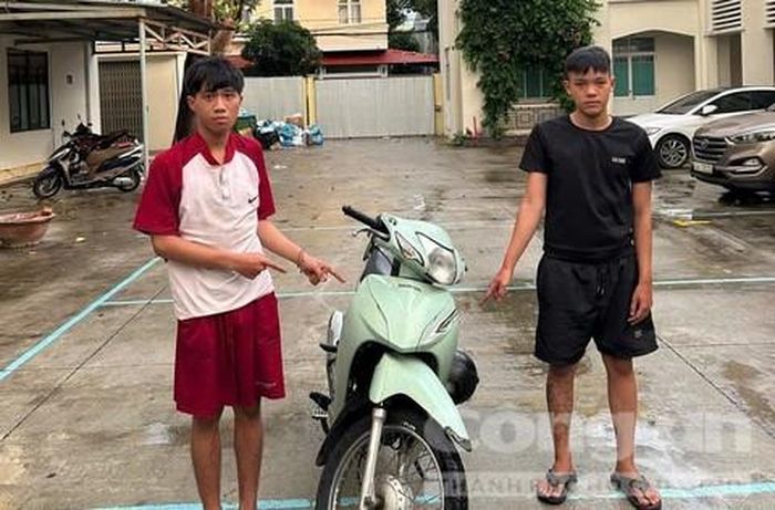 Các đối tượng N.Đ.K. và V.M.T. cùng tang vật.