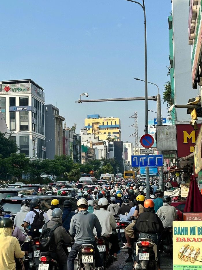 Giao thông qua khu vực gặp nhiều khó khăn.