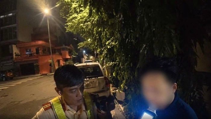 CSGT tiến hành kiểm tra nồng độ cồn đối với tài xế 