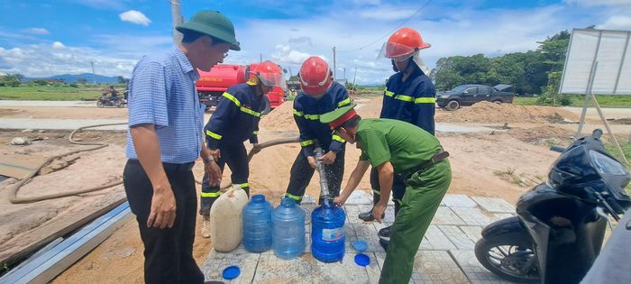 Nước sạch được cho vào bình chứa phục vụ người dân.