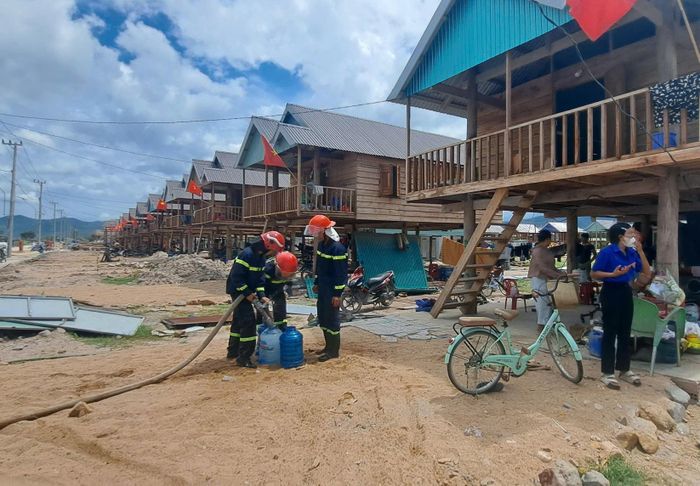 Phòng Cảnh sát PCCC&CNCH đưa nước sạch đến cho người dân khu tái định cư.