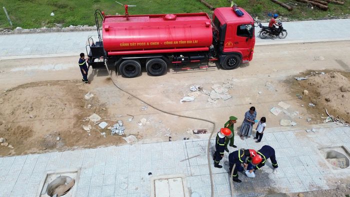 Xe chuyên dụng chở nước đưa đến khu tái định cư.