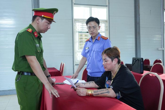 Cán bộ Công an làm việc với Nguyễn Thị Thảo